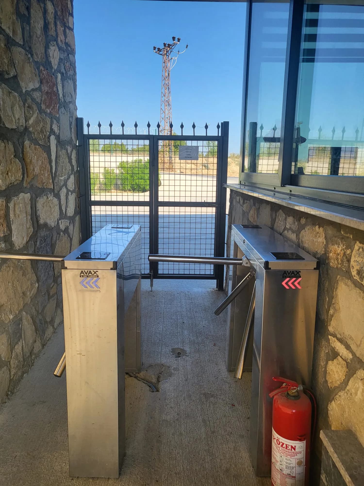 Fabrika girişindeki personel turnikesi