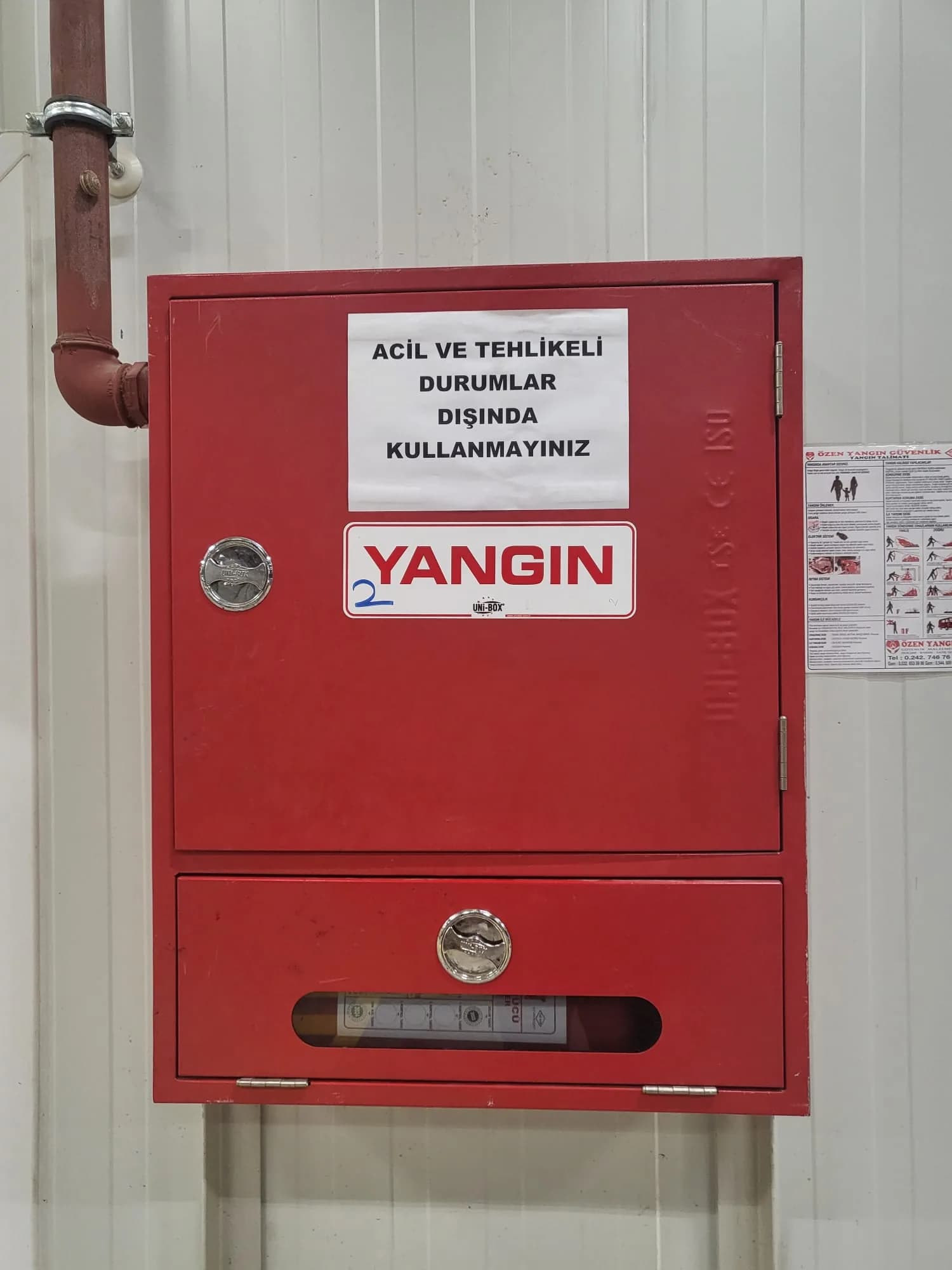Fabrika içindeki yangın dolabı