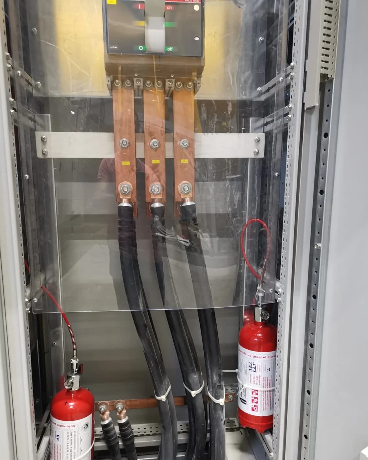 Elektrik panosundaki yangın söndürme donanımı