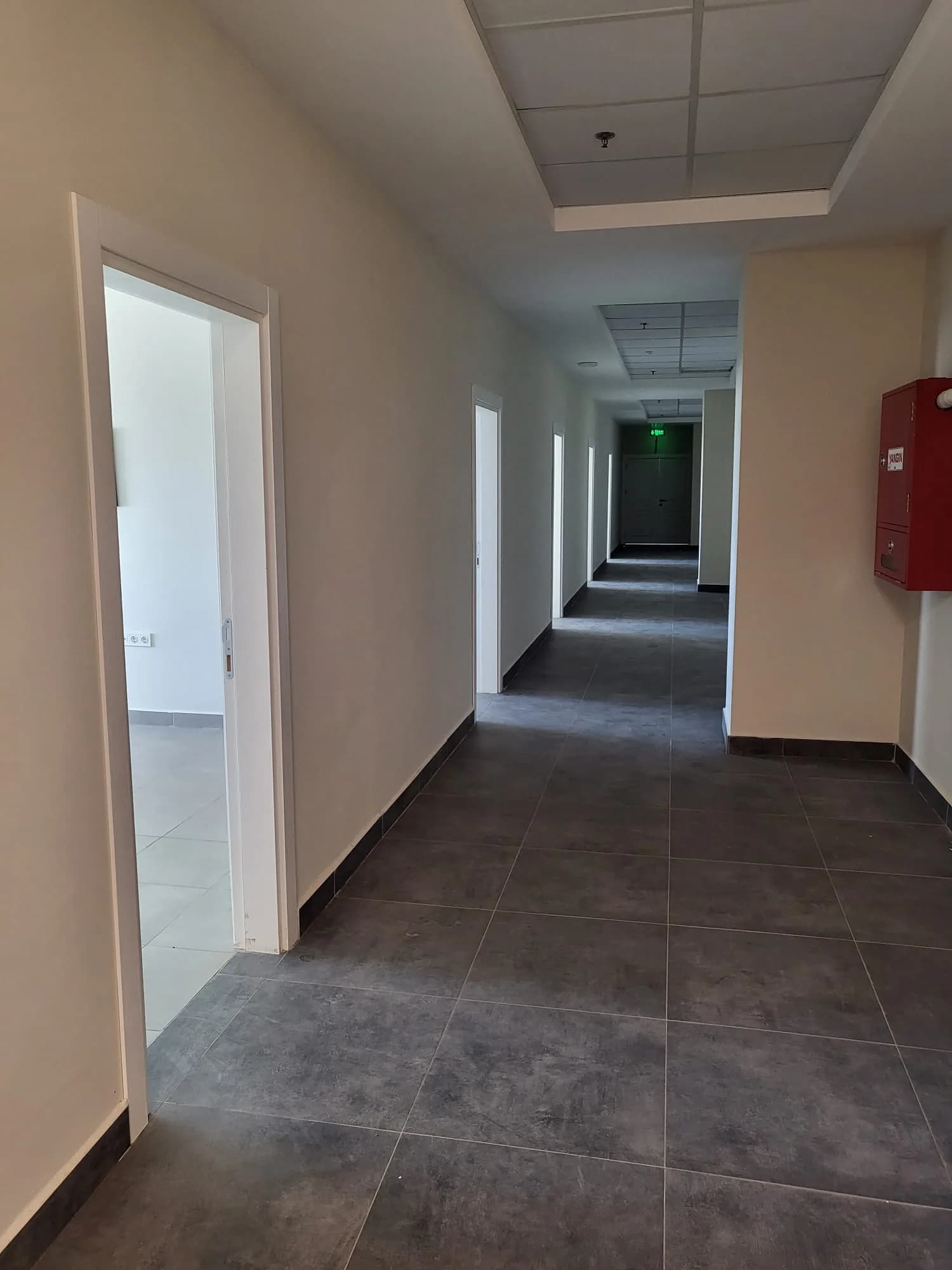 İdari ofis koridoru